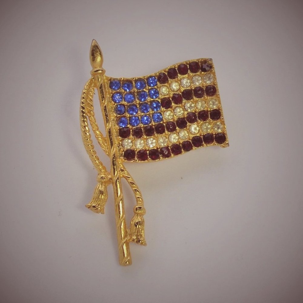 Vintage Patriotic Jewelry US American Flag on Flagpole Rhinestone Brooch Pin